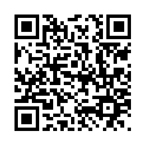 二人手中各拿着一柄寒光闪闪的砍刀二维码生成