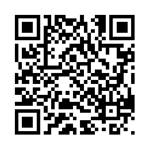 二十多个书贩身穿整齐划一的白色衣服二维码生成