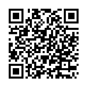 二男二女潇洒的下车并肩走向学校内的武馆处二维码生成