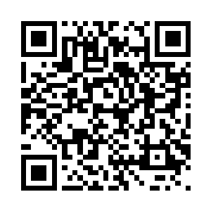 二蛋子手里拎着老母鸡冲着龙小宝说二维码生成