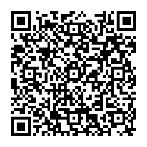 于是……便很自然地用力向着面前的那张手工制作的黄柽木办公桌重重地砸了下去二维码生成