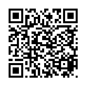 于是众人走上去开始互相的打着招呼二维码生成