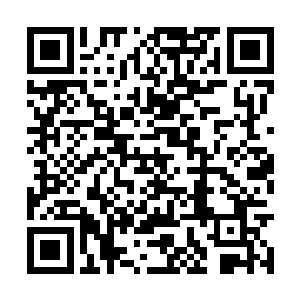 于是拿了一张一百美元的钞票放在贾斯汀的手里后二维码生成