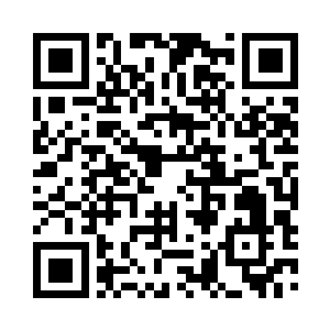 云峥全身披挂坐在台子上拿着一个大喇叭吼着二维码生成