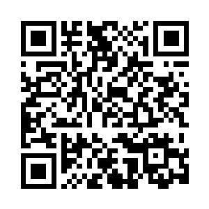 云峥外面套着一件蓬松的绸缎衣服二维码生成