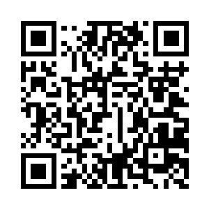 云峥背着手和隗明走在沙土铺就的街道上二维码生成