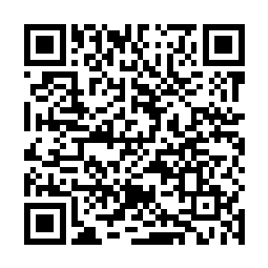 云落闻闻爹爹杯子里的酒烦恶的扭过头伸出手要姨娘抱二维码生成