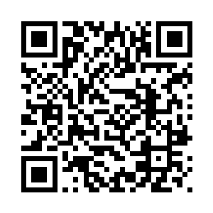 享受着跪在地上的女人为自己服务二维码生成