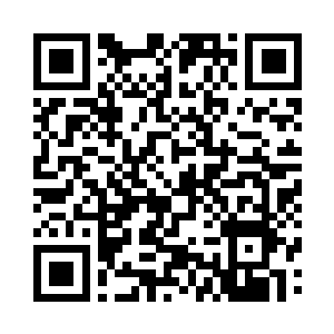 亮闪闪的枪尖瞬间点向道格拉斯的前胸二维码生成