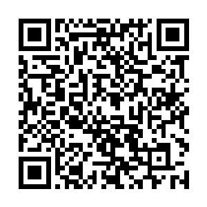 人们坐在里面饮酒作乐却也能看清楚外面的歌舞表演二维码生成