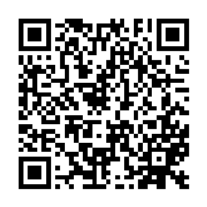 人们透过淡蓝光幕发现左右两边的云层在极速倒退二维码生成