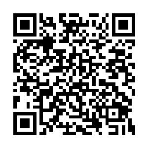 今天的各类报纸都被秘书事先放好在办公桌上了二维码生成