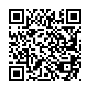 从兜里摸出一架黑超墨镜架在鼻梁上二维码生成