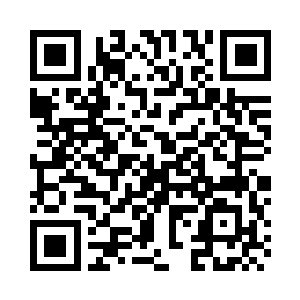 从包里摸出一个手机放在栏杆角上二维码生成