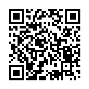 从后座的袋子里面拿出三块熏干的野猪肉二维码生成