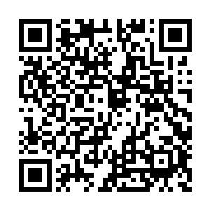 从地上拿起一个粉色镶着水晶的精美头戴式耳机二维码生成