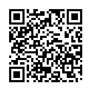 从田里走上田埂的夏侯承宇放下了袖口二维码生成