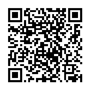 从窗口里面接到一本外皮有些残破的黑色封面笔记之后二维码生成