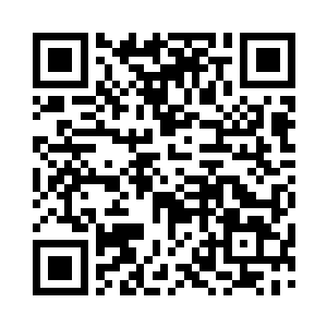 从衣柜下面的小抽屉里取出一套内衣递给她二维码生成