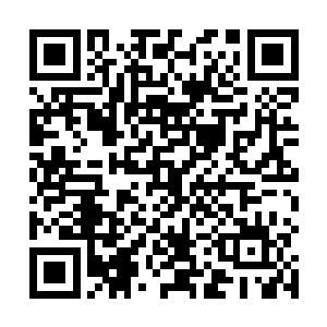 从车上面下来的人走到了丁羽和孟冲两个人的身前位置二维码生成