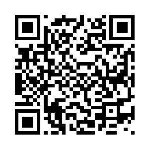 从门里走出来一个须发皆白的老者二维码生成