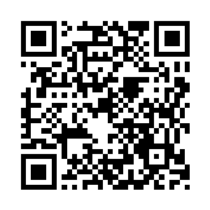 他一边启动车子一边就向副驾驶座的纪念询问二维码生成