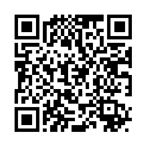 他一面说一面便要伸手去接五彩灵石二维码生成