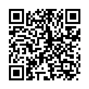 他从衣橱里找了领带准备对着穿衣镜系上二维码生成