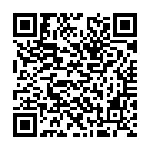 他们三五成群聚在一起讨论了今天应召而来的部落二维码生成