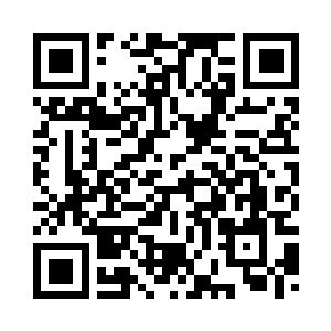 他们身边还停着一辆敞篷的吉普车二维码生成