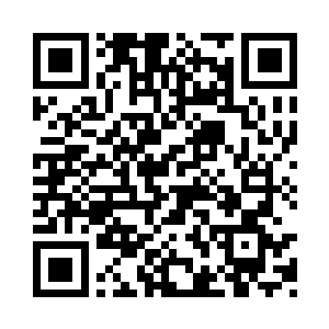 他便左右手一把就抓住了离他最近的两个美女二维码生成