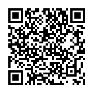 他刚才瞧瞧的将仓库后面的石灰用塑料袋装起来二维码生成