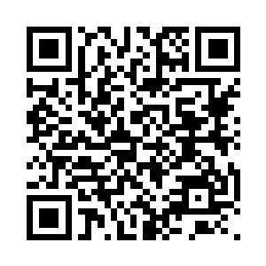 他小心翼翼地将托盘放在一边的床头柜上二维码生成