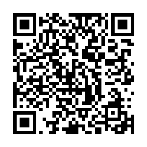 他就以白色冰剑用凝水成冰的气温将瀑布一样的水冻结成冰二维码生成