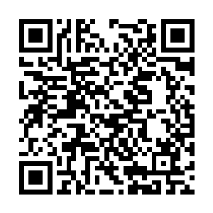 他已经拄着拐蹭蹭的赶到了那个独坐的女孩儿前面二维码生成