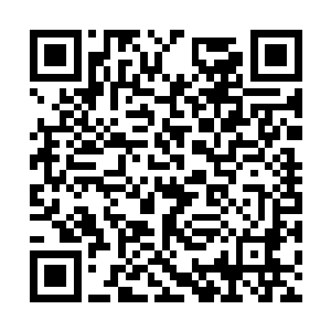 他已经看到那个瘪了一块的火腿罐头被放在摊位上二维码生成