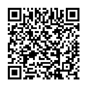 他很神秘地从口袋之中掏出了一个很精美的名片二维码生成