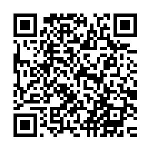 他急匆匆地拉着她冲进去让店长给他们拿出今年最新款的情侣装二维码生成