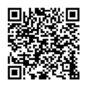 他把锤头在不停蹬腿的年轻人后背上擦去脑浆的同时低声道二维码生成