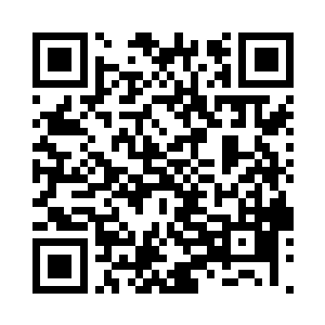 他摆出一副介于紧张和严肃之间的表情二维码生成