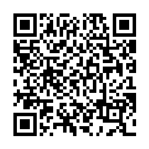 他正在黑暗阴山的卧室里搂住三位黑暗族女人在调笑呢二维码生成