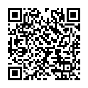 他清楚要是稍稍的不留神一定会被两个黑衣人打中二维码生成