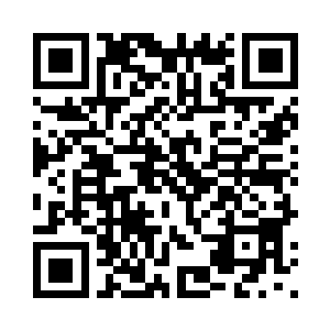 他狼狈地倒在后面的一个塑料椅上二维码生成