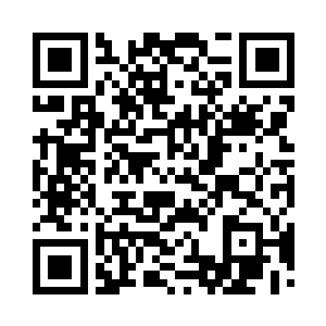 他猛地看见前面路边停着一辆熄火的大货车二维码生成