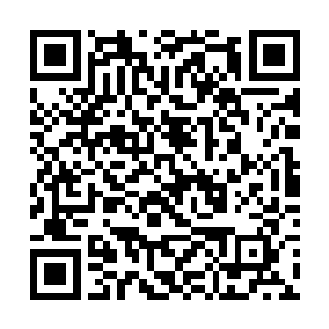 他的两腿是用那种类似双盘莲花坐的方式坐在地上的二维码生成