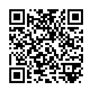 他的双手手掌对齐平放在膝盖前面的地上二维码生成