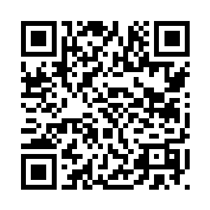 他的双脚直接踩在了正方形的上面二维码生成