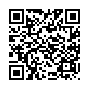 他的大脚踩在倒塌掉的擂台木板上二维码生成