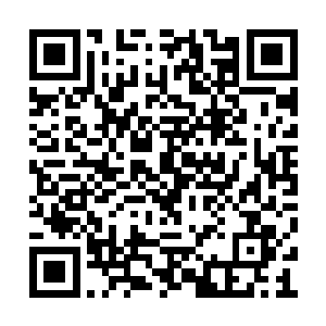 他的头发就像一根根打磨得极为光滑雪丝的银丝二维码生成