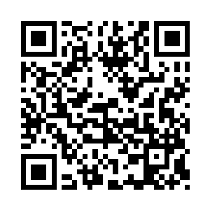 他的手指在她微凉的脸颊上轻轻地滑动挪移二维码生成
